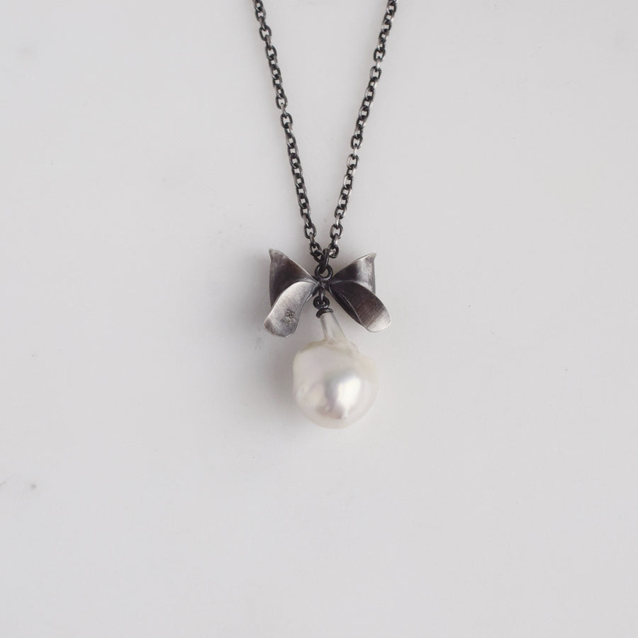 Bow and pearl necklace