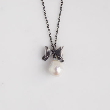 Bow and pearl necklace