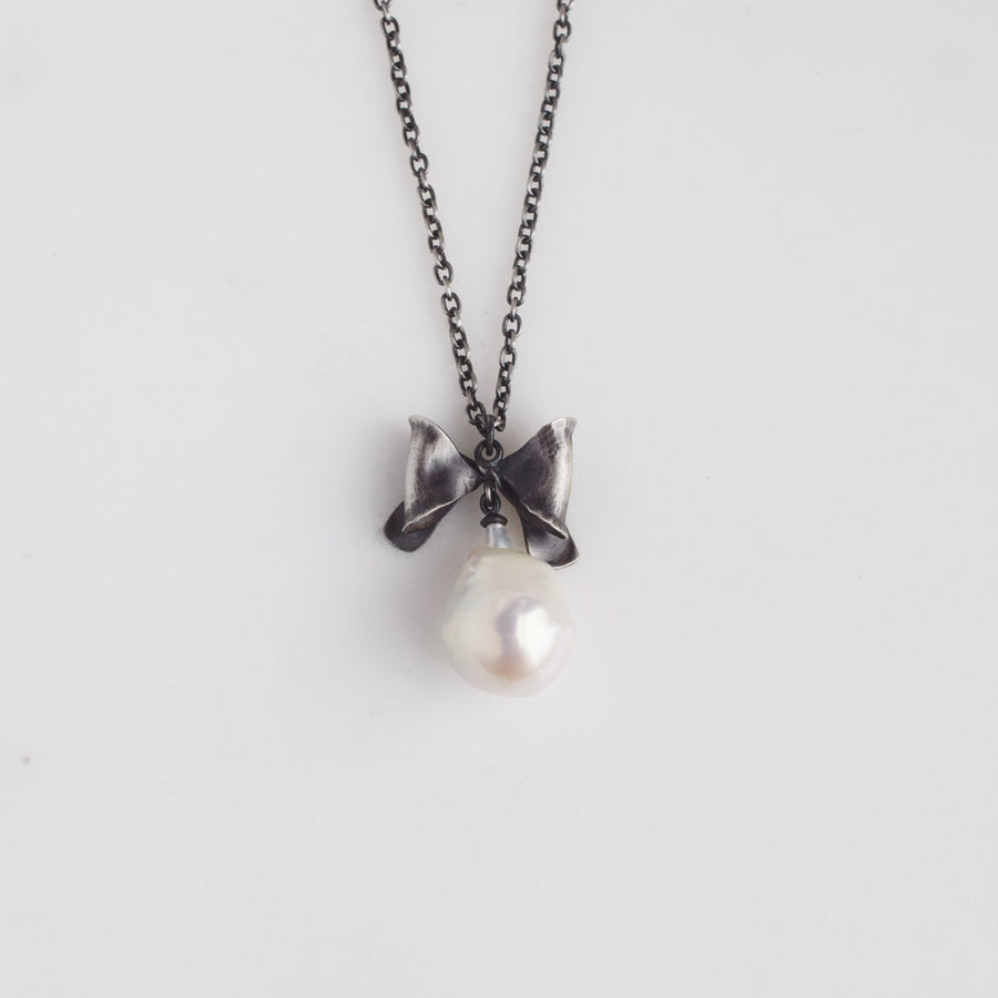 Bow and pearl necklace