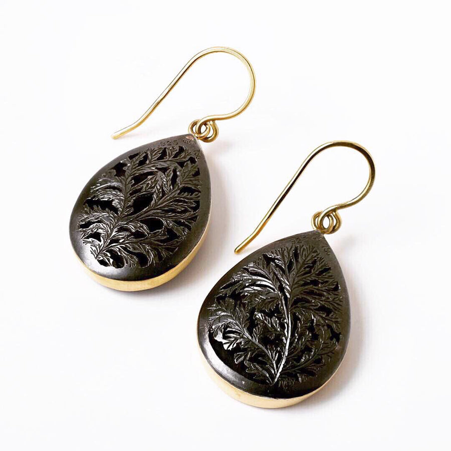Grand mismatched earrings