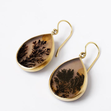 Grand mismatched earrings