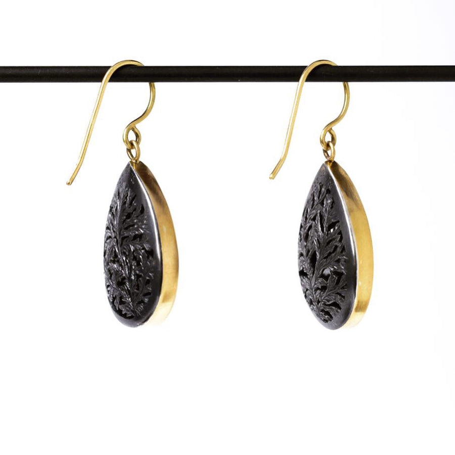 Grand mismatched earrings